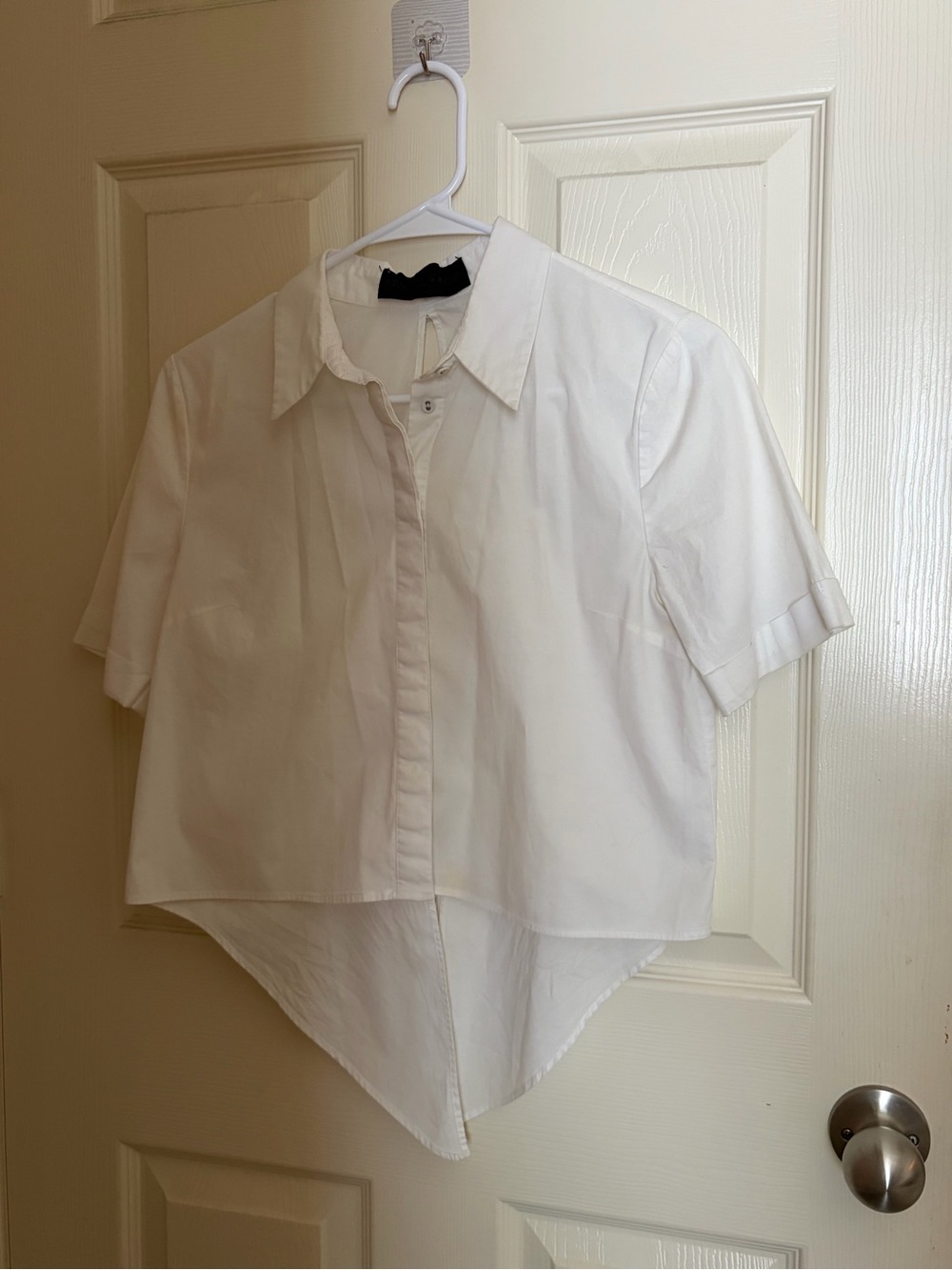 Kendall & Kylie White Short-Sleeve Cropped Pointed-Hem Button Shirt